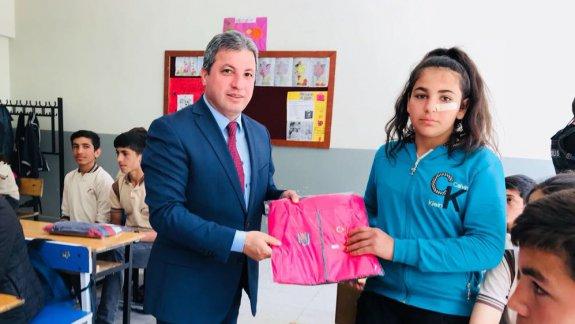 Uludere Belediyesi, Şehit Mehmet Paksoy İlk-Orta Okulundaki Öğrencilere Eşofman Takımı Dağıttı
