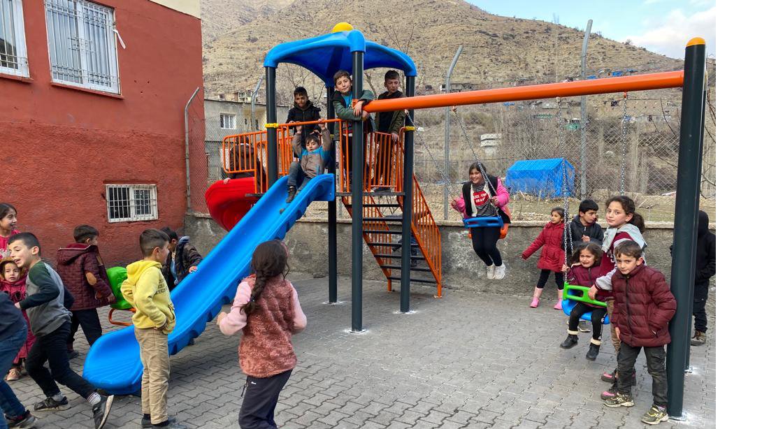 Şırnak Valisi Sayın Osman BİLGİN'in Takdirleriyle Uzungeçit Beldemizdeki İlkokul ve Anaokulu Bahçelerine Oyun Parkları Kuruldu